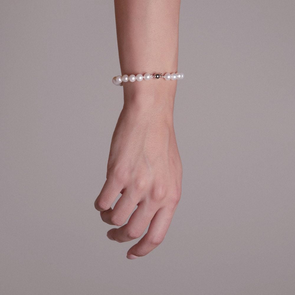 VB1.RW4_5 _MODEL Classic White Pearl Bracelet | 6.5 – 7.5 mm | Round Pearls - Image 2