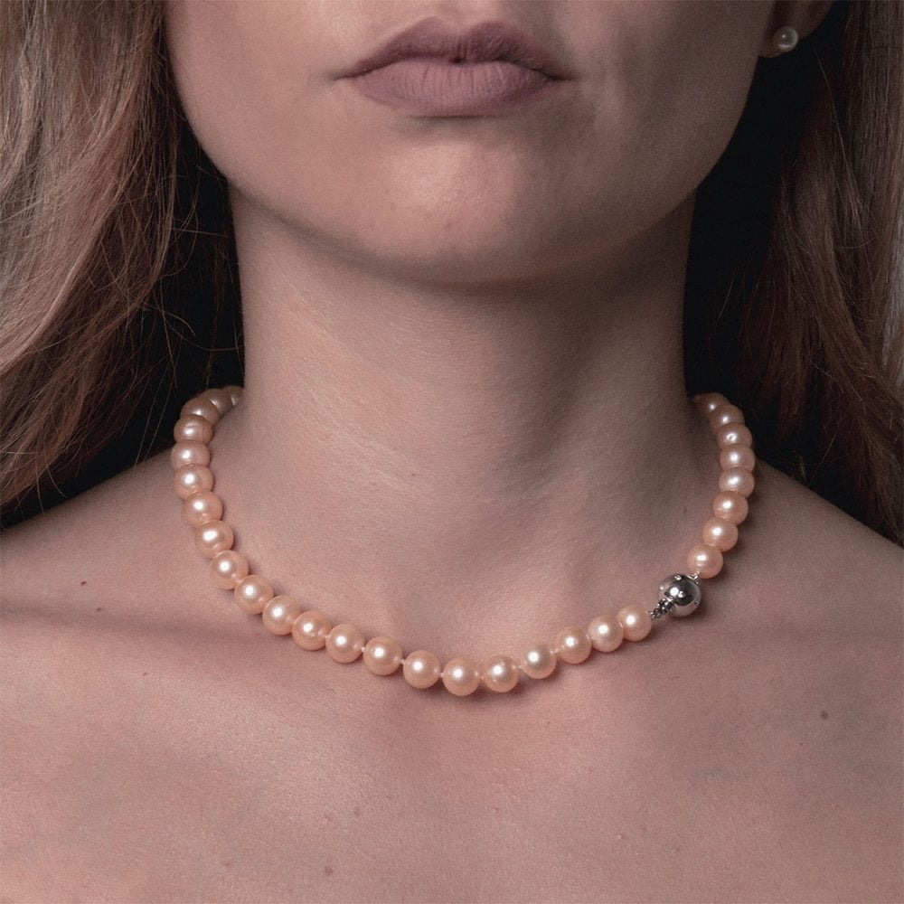 VNC1.RO10_11_MODEL Classic Pink to Peach Pearl Necklace | 9.5 – 10.5 mm | Round Pearls - Image 2