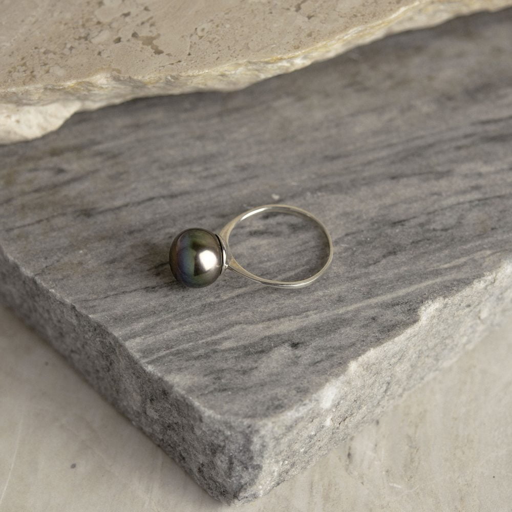 Delicate Pearl Ring with Black Pearl | 7 - 10 mm | Button Pearl - Image 2