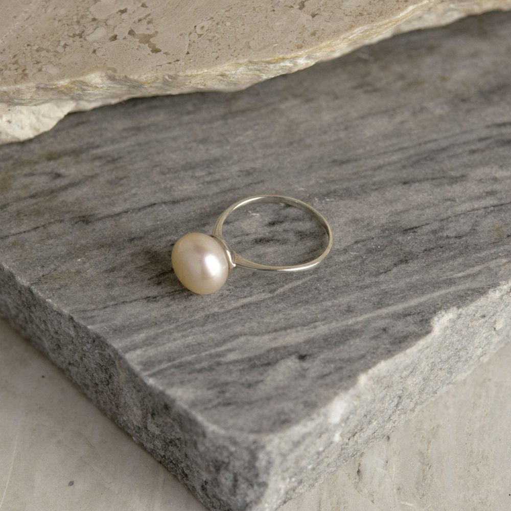Delicate Pearl Ring with Pink to Peach Pearl | 7 - 10 mm | Button Pearl - Image 2