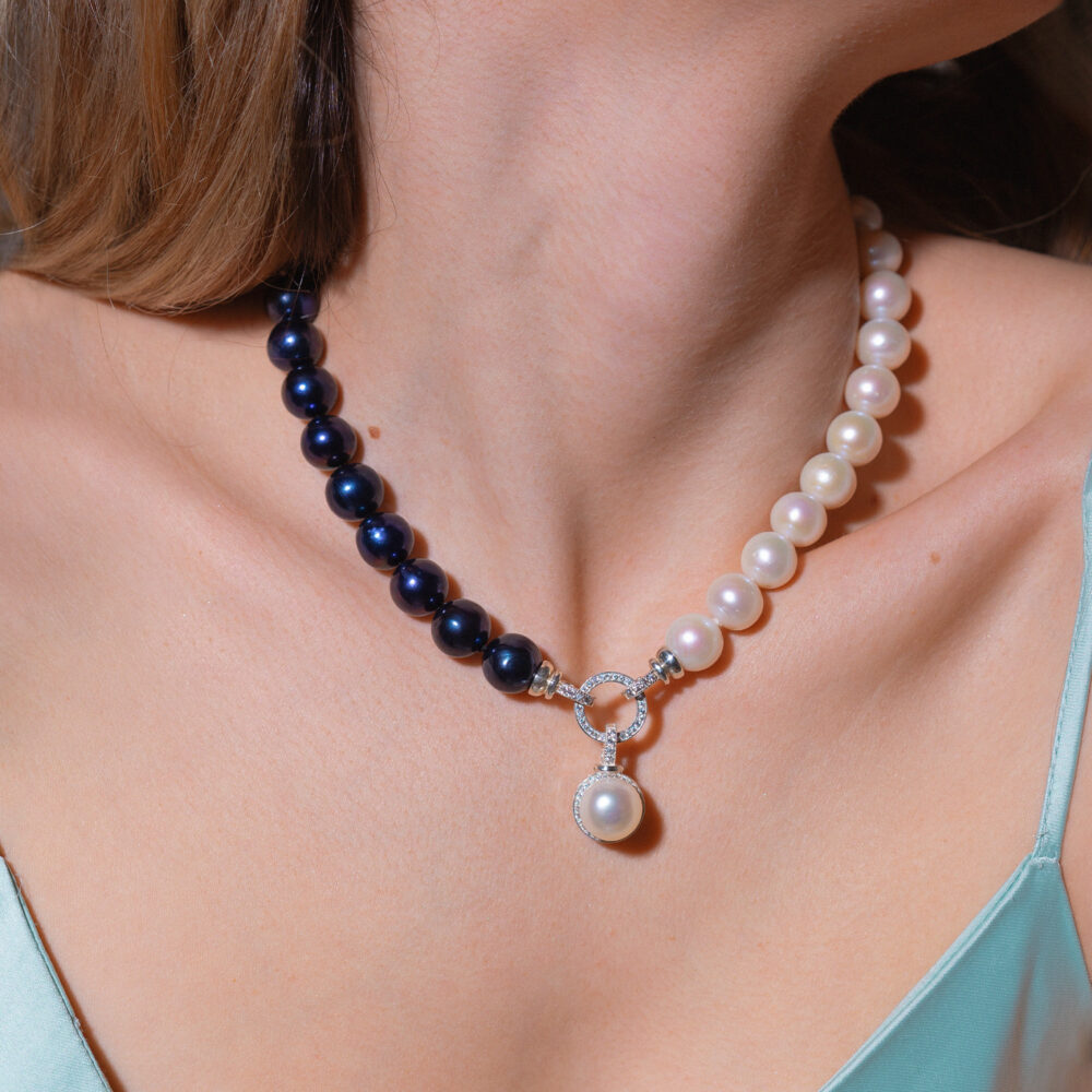 April_Unique_Website_3.2 Exclusive large pearl necklace "Black & White" | 11.5 – 12.5 mm | Round Pearls - Image 3