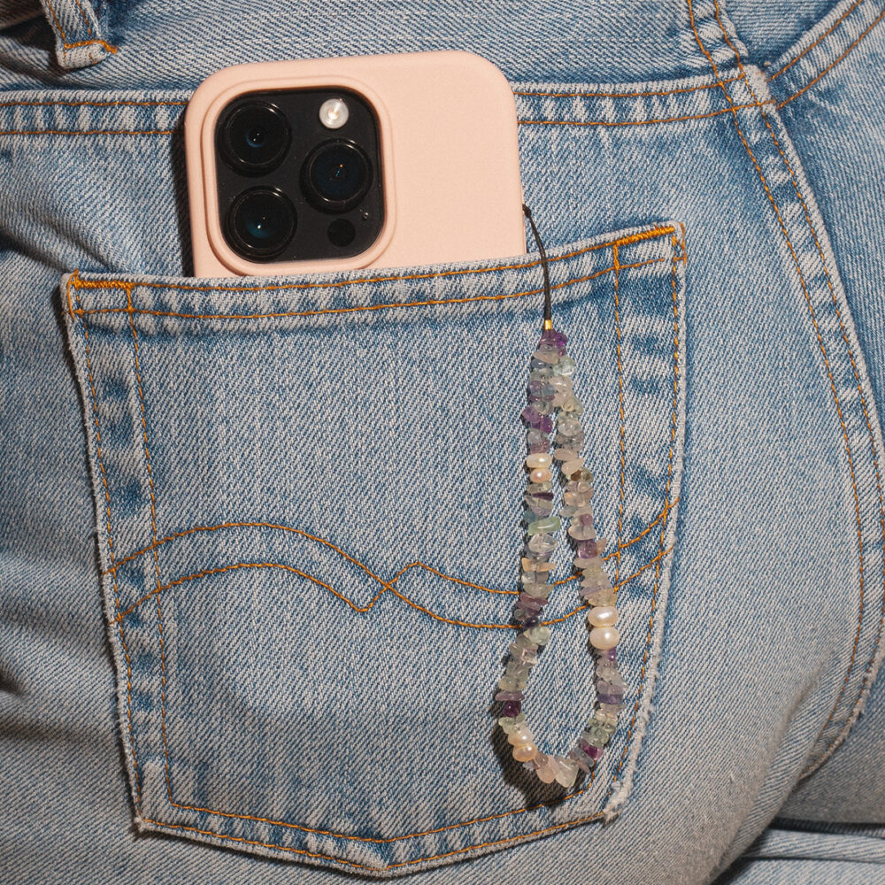 Phone Accessory ‘June’ with Fluorite | 5.5 – 6.5 mm | Irregular White Pearls + Colored Stones - Image 2
