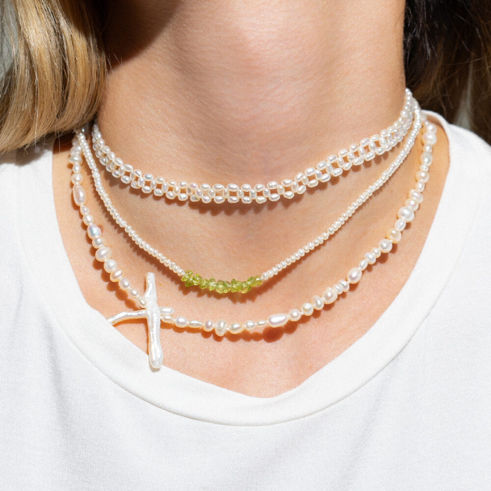Classic Pearl Necklace with a Twist Nr. 8 | 2.5 – 3.5 mm | Button Pearls + Peridot - Image 3